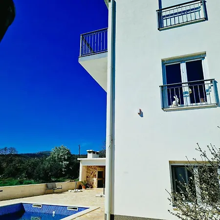Apartment Paradise *